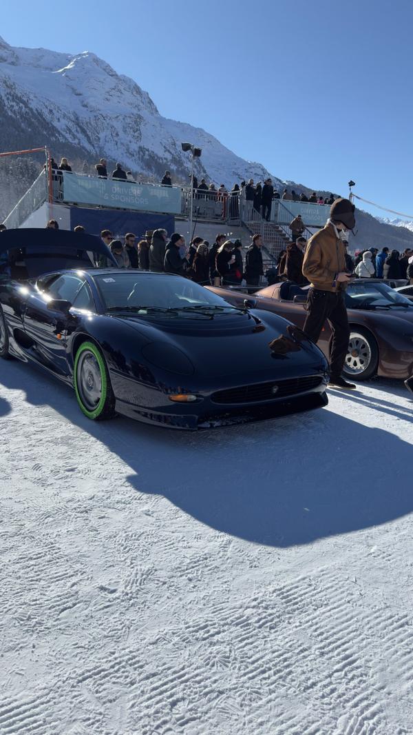 Jaguar XJ220